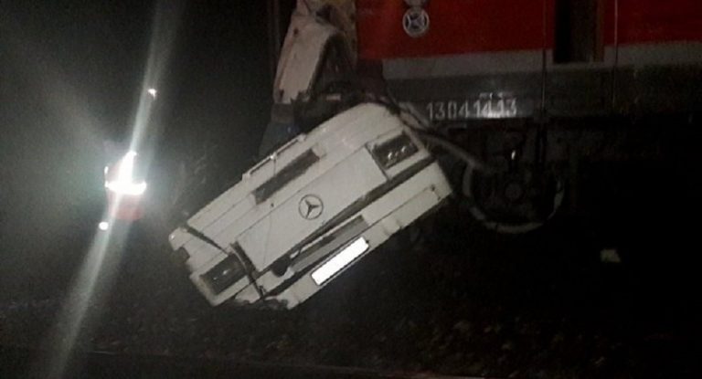 Accident teribil în Rusia – FOTO/VIDEO. 16 morți și mai mulți răniți, după ce un tren a lovit un autobuz