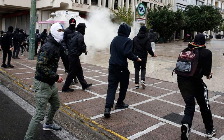 Gaze lacrimogene, grenade asurzitoare şi tunuri cu apă pentru a dispersa la Atena o manifestaţie de comemorare a revoltei din 1973