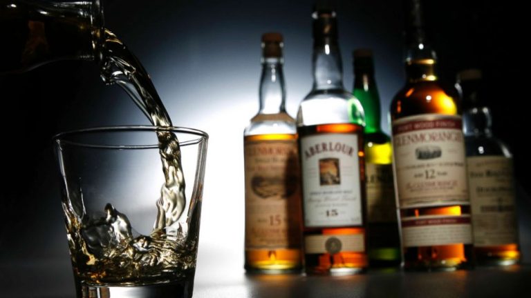 Sticlă de whisky rar, estimată la 2 milioane de dolari, scoasă la licitație