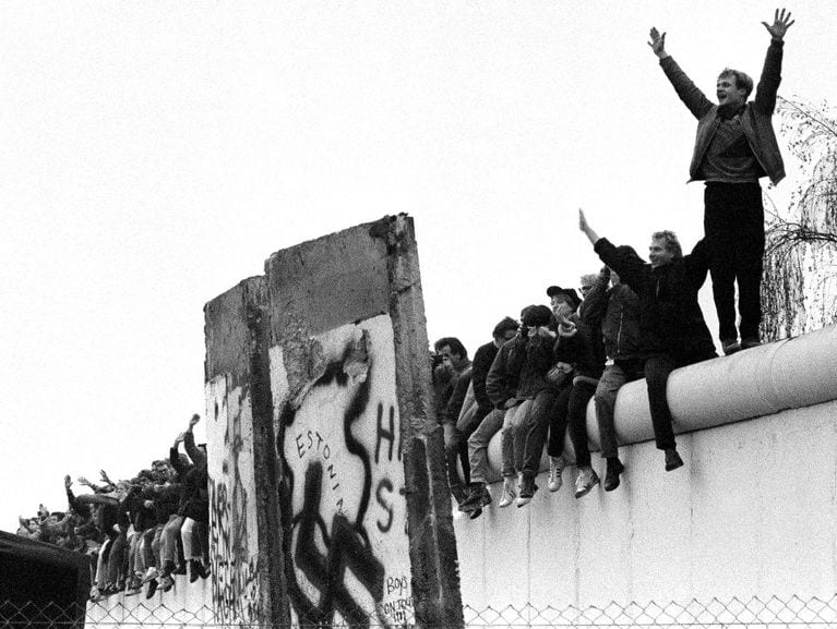 30 de ani de la căderea Zidului Berlinului. Simbolul divizării germane şi al confruntării est-vest