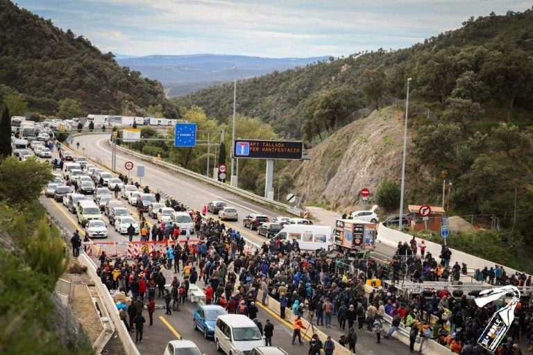 Separatiștii catalani BLOCHEAZĂ autostrada care leagă Spania de Franța – FOTO/VIDEO