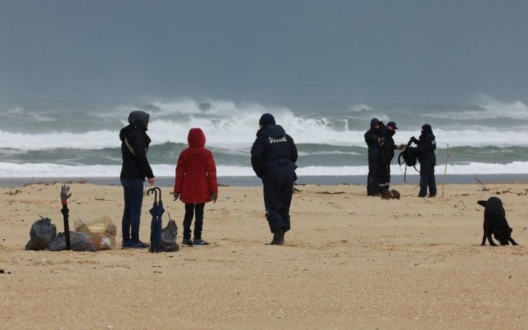 Sute de kilograme de cocaină au fost găsite pe o plajă din Franța – VIDEO