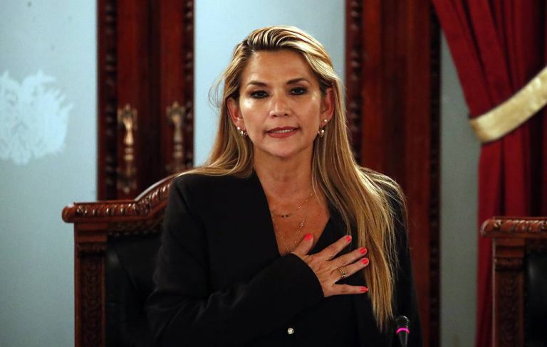 Jeanine Anez este sprijinită de doi miniștri importanți să rămână președinta Boliviei