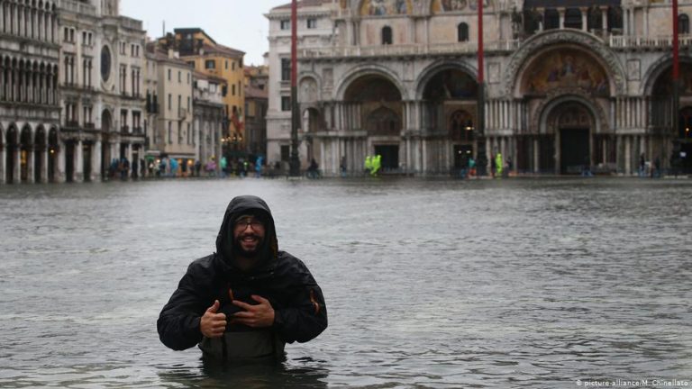 Un nou val mareeic loveşte Veneţia (VIDEO). 70% din oraş este inundat!