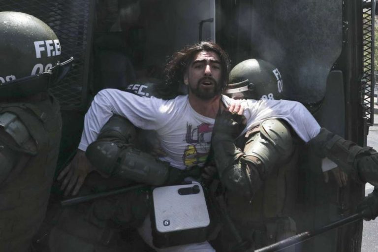 O persoană grav rănită în cursul unei manifestaţii împotriva inegalităţilor la Santiago de Chile