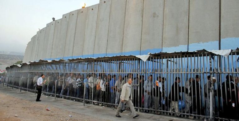 Israelul relaxează BLOCADA impusă muncitorilor palestinieni