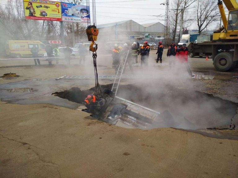 Doi oameni au murit după ce maşina lor a căzut într-o groapă cu apă fierbinte, ivită brusc în asfalt – FOTO