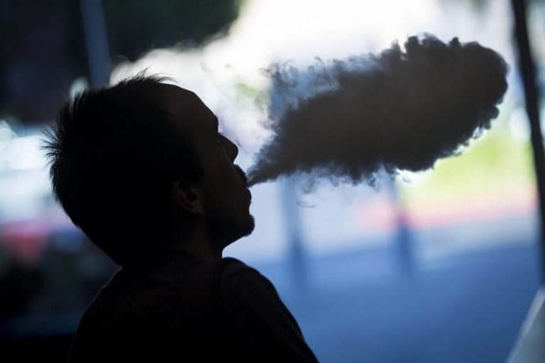 Utilizarea țigaretelor electronice crește riscul de afecțiuni pulmonare