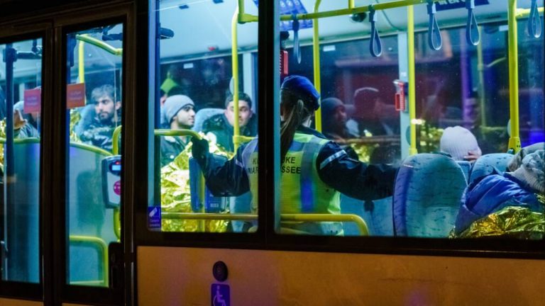 Un român care avea în remorcă 25 de migranţi a fost ARESTAT în Olanda