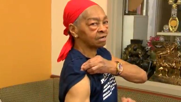 O fostă culturistă de 82 de ani l-a ‘bătut măr’ pe hoțul care i-a intrat în casă – VIDEO