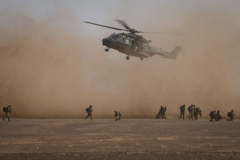 Armata franceză vine cu detalii după ciocnirea a două elicoptere în Mali
