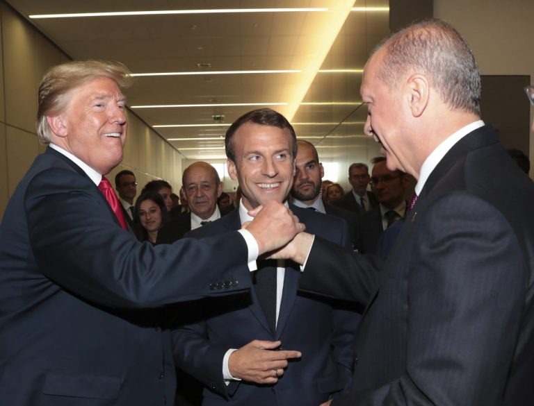 Emmanuel Macron ‘îi bagă în ședință’ pe Trump și Erdogan