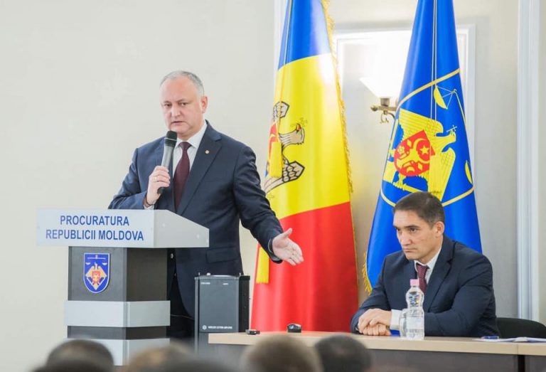 Igor Dodon ‘îl unge’ pe Alexandru Stoianoglo în funcţia de procuror general al R.Moldova