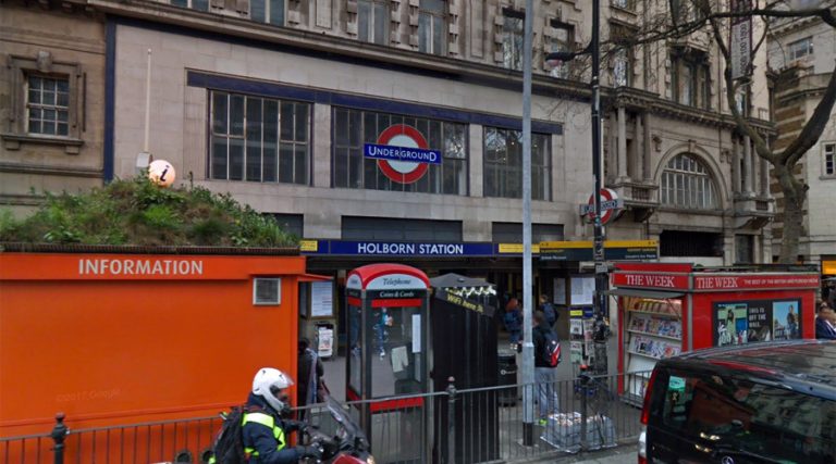 VIDEO – O staţie de metrou londoneză a fost EVACUATĂ. Un zgomot puternic s-a auzit şi peronul a fost cuprins de fum