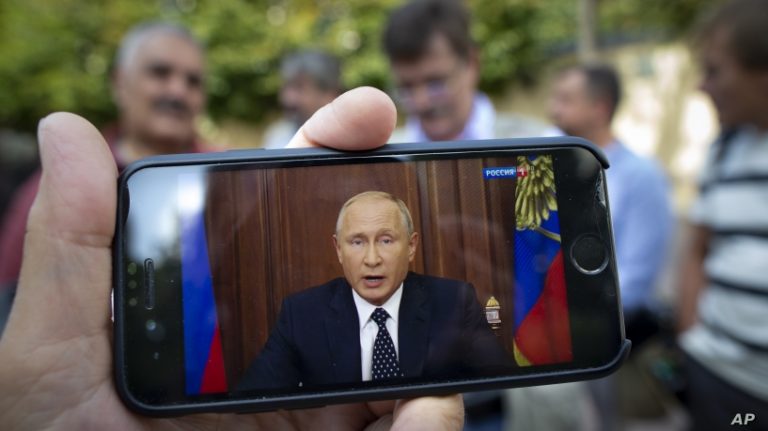 Putin INTERZICE telefoanele care nu au preinstalate aplicaţiile ruseşti