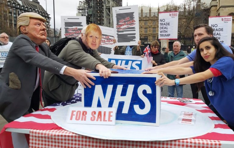 Trump va fi întâmpinat cu proteste la Palatul Buckingham