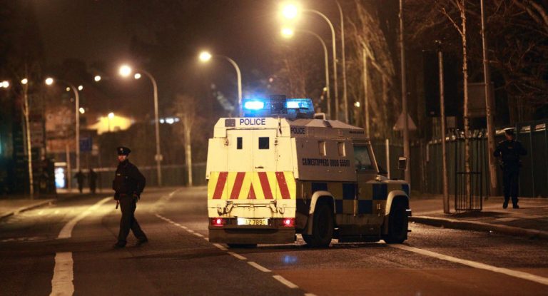 O maşină de poliţie din Irlanda de Nord a fost ATACATĂ cu grenadă