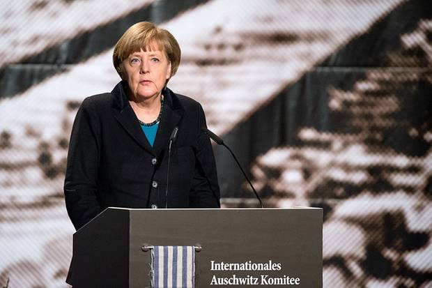 Merkel face prima sa vizită la Auschwitz şi donează 60 de milioane de euro