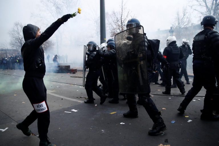 Noi proteste în Franța împotriva reformei pensiilor – Ciocniri între poliţe şi manifestanţi la Paris