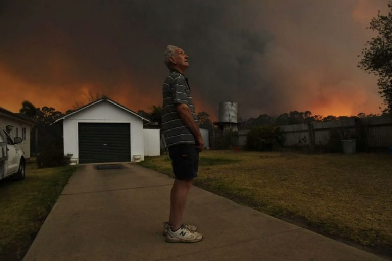 Zeci de mii de oameni au fost EVACUAȚI din cauza incendiilor din Australia