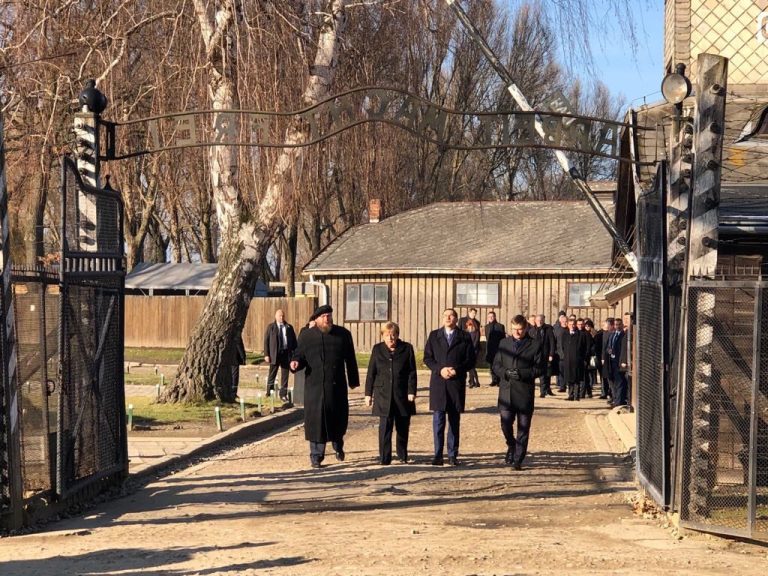 Angela Merkel se simte ‘profund ruşinată’ la Auschwitz – VIDEO