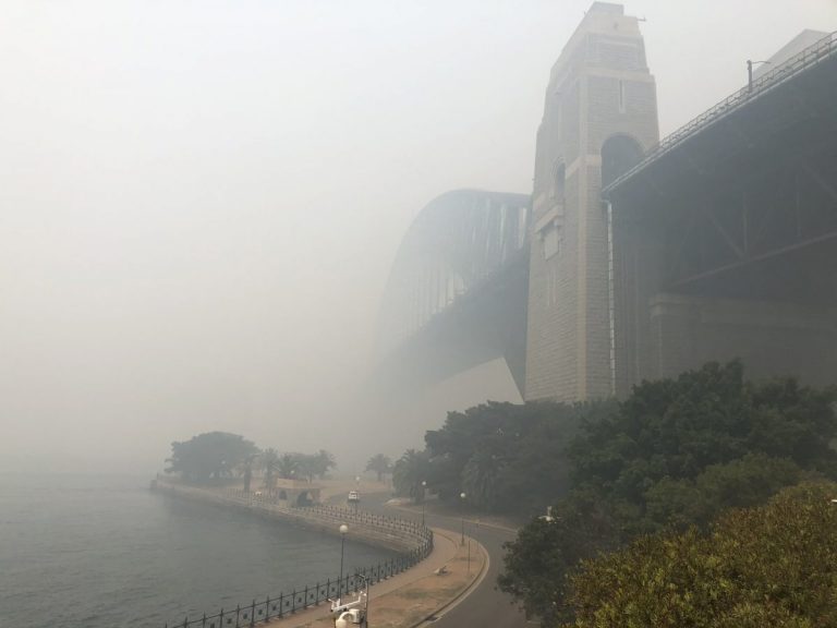Sydney se SUFOCĂ sub un nor toxic de fum