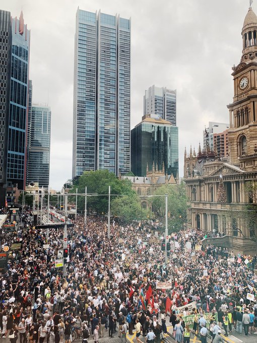 Sydney SE ÎNEACĂ sub un fum dens. Mii de oameni au ieşit în stradă