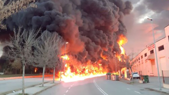 Incendiu masiv la o uzină de tratare a deşeurilor industriale în apropiere de Barcelona