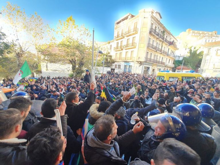 Mii de algerieni au marcat în stradă un an de la izbucnirea manifestaţiilor pro-democraţie