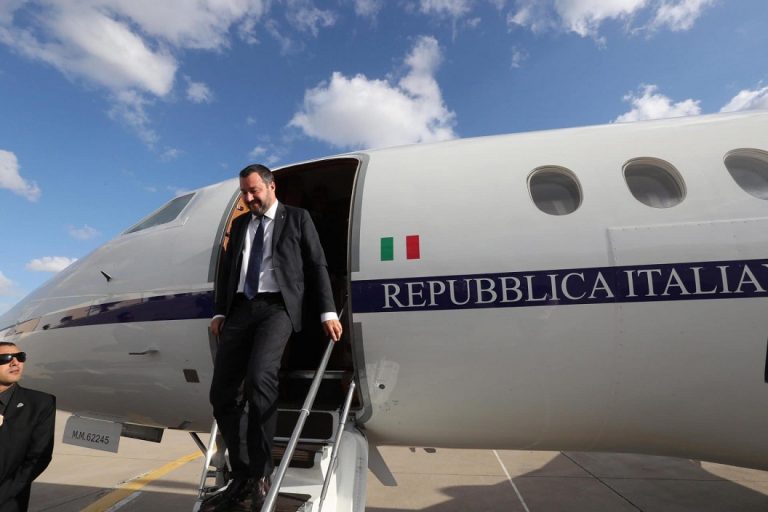 Matteo Salvini este bănuit că a folosit abuziv avioanele oficiale