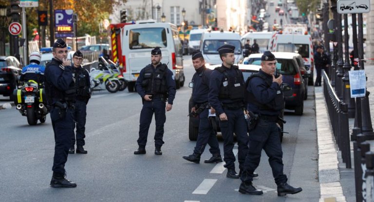 Cinci noi arestări în cazul atacului din Paris, identitatea atacatorului – confirmată