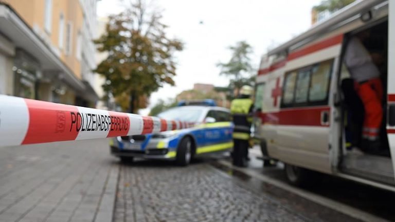Cel puţin un mort şi mai mulţi răniţi după ce un vehicul a lovit un grup de pietoni în sud-vestul Germaniei