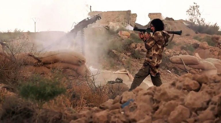 Statul Islamic contraatacă în Siria şi recucereşte jumătate din ultimul bastion