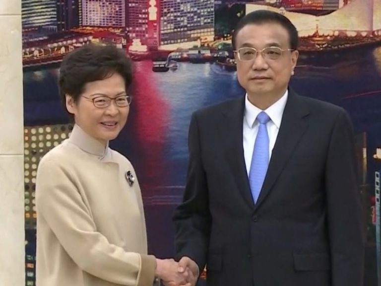 Beijingul o cheamă la ordine pe Carrie Lam: ‘Hong Kongul nu e ieșit încă din DILEMĂ!’