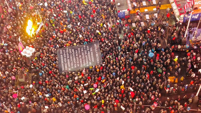 Newyork-ezii protestează în Times Square împotriva lui Trump