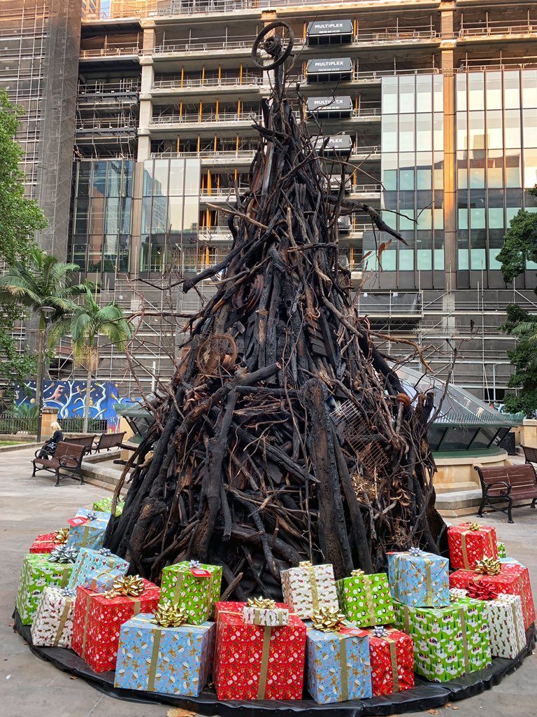 Un pom de Crăciun din ramuri carbonizate a fost pus în centrul orașului Sydney