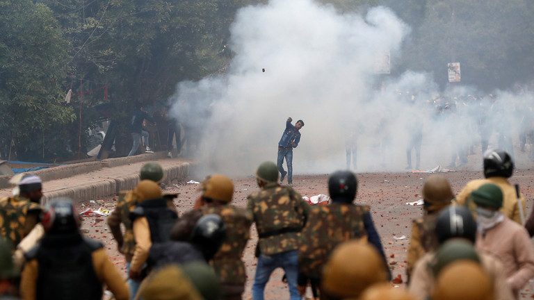 Un bărbat a tras asupra unui grup de protestatari în New Delhi, rănind o persoană