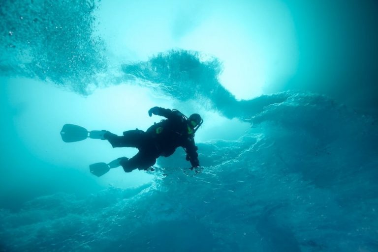 Un râu imens curge pe sub calota glaciară a Groenlandei