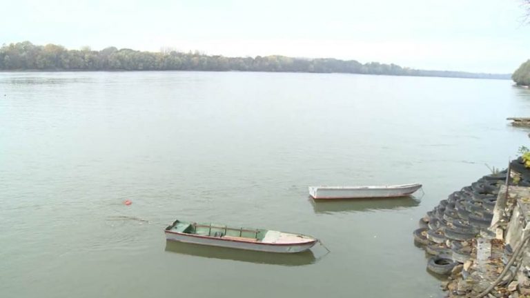 Poliţia sârbă caută şase migranţi a căror barcă s-a răsturnat în Dunăre