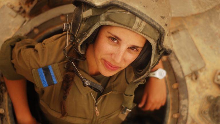 Israelul repune femeile în tancuri