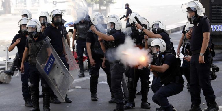 Poliţia turcă a folosit gaze lacrimogene pentru dispersarea unui miting comemorativ