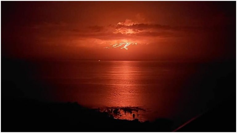 Vulcanul La Cumbre din Galapagos a intrat în erupţie