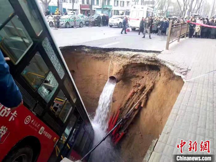 Un autobuz plin cu pasageri a fost înghiţit brusc de o alunecare de teren (VIDEO). Şase oameni au murit!