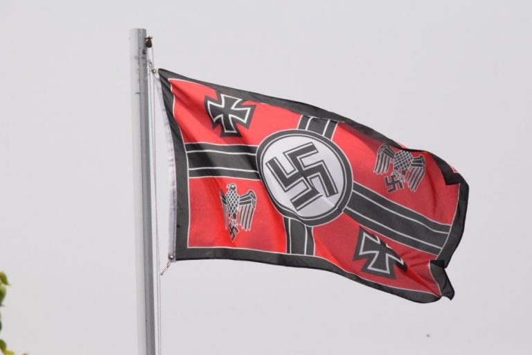 Rusia relaxează legislaţia privind folosirea simbolurilor naziste