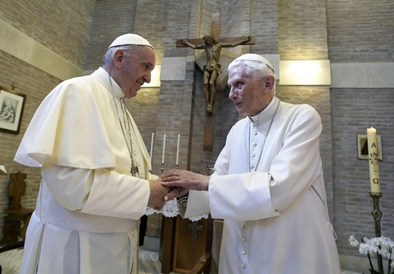 Controversă între cei doi papi! Benedict al XVI-lea cere să i se şteargă numele de pe coperta unei cărţi privind celibatul preoţilor catolici