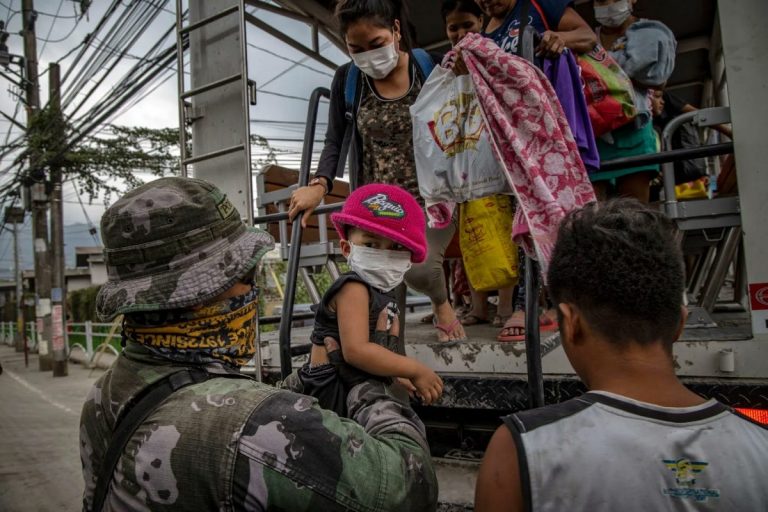 Erupţia iminentă a vulcanului Taal provoacă noi evacuări în Filipine