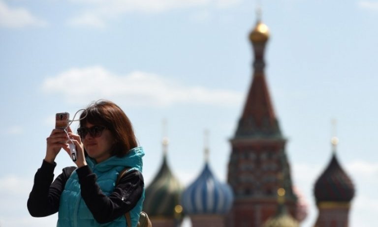 Rusia va crea un card bancar pentru ca vizitatorii străini să poate efectua plăţi în pofida sancţiunilor internaţionale