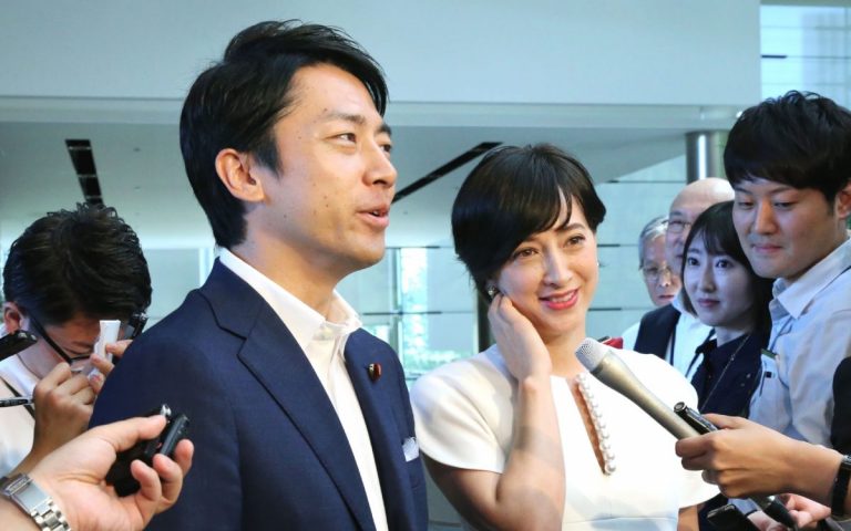 Un ministru japonez intră în concediu de paternitate