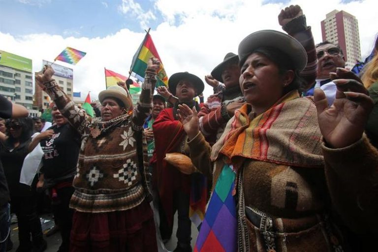 Sute de femei boliviene au manifestat împotriva violenţelor sexuale