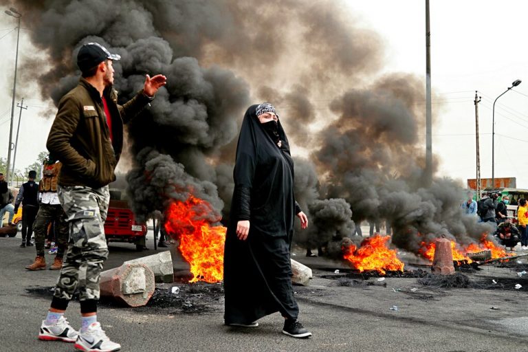 Proteste violente în Irak. Autoritățile au folosit gaze lacrimogene şi muniţie împotriva manifestanților